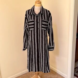 New! Gracia large black/white link print front button dress with pockets.